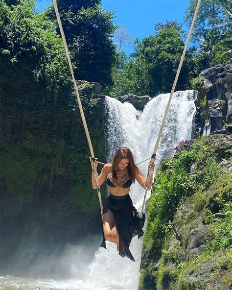 Žena držiaca si brucho po operácii