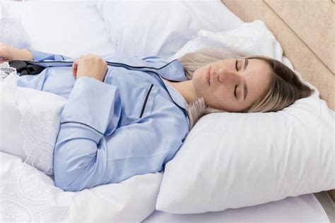 Žena odpočívajúca v posteli po operácii