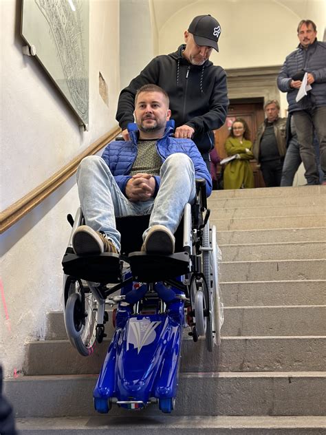 Muž na mechanickom invalidnom vozíku
