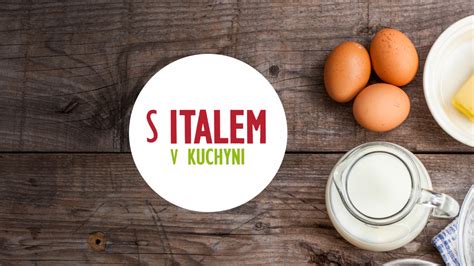 Senior s vnúčatami pečie koláč v kuchyni