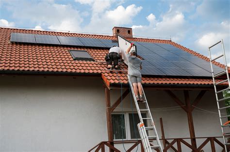 Inštalácia solárnych panelov na streche domu