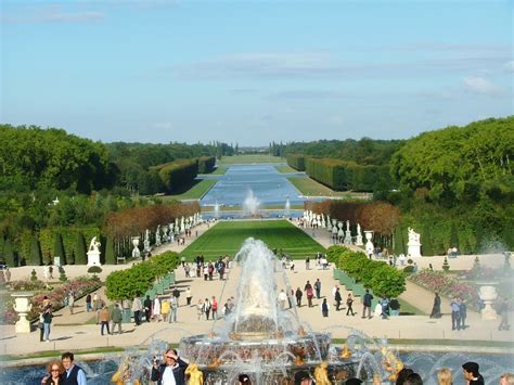 Záhrady Versailles so spievajúcimi fontánami