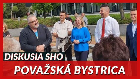 Starší ľudia s opatrovateľkou v Považskej Bystrici