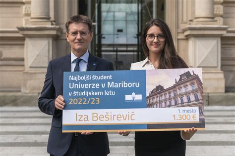 Študentka píšuca maturitnú prácu