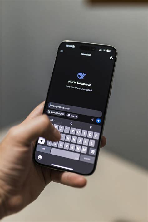 Smartphone zobrazujúci veľké množstvo notifikácií