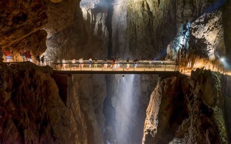 Interiér Jasovskej jaskyne s ľuďmi počas speleoterapie