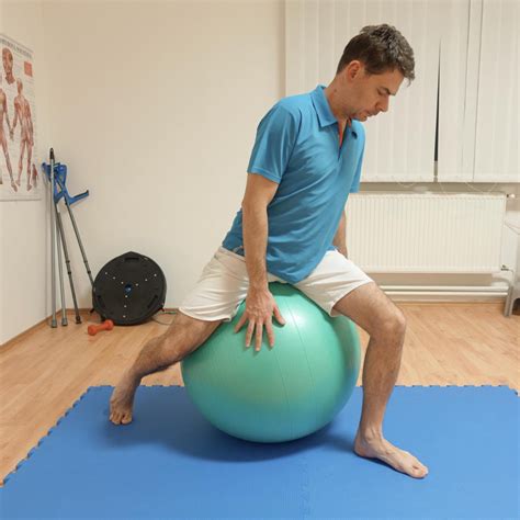 Fyzioterapeutický pracovník pomáha pacientovi s cvičením