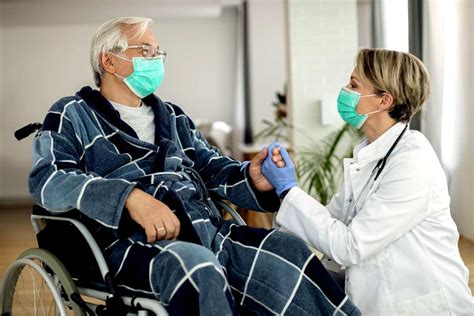 Pacient v domácom prostredí s ošetrovateľkou mobilného hospicu