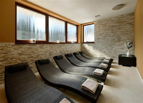 Seniori užívajúci si relax vo wellness centre