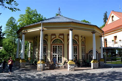 Panoramatický pohľad na Kúpele Sklené Teplice obklopené prírodou