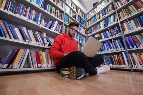Študent s notebookom