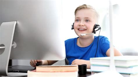 Mladý človek sedí pred počítačom a učí sa online, symbolizujúci rekvalifikačný kurz