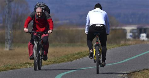 Starší pár jazdiaci na bicykloch po ceste