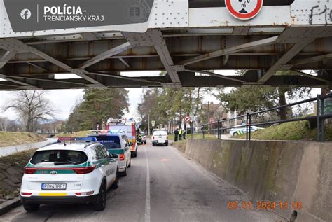 Starší občania v Prievidzi nastupujúci do autobusu