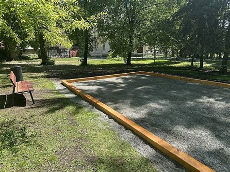 Ľudia hrajúci petanque v parku