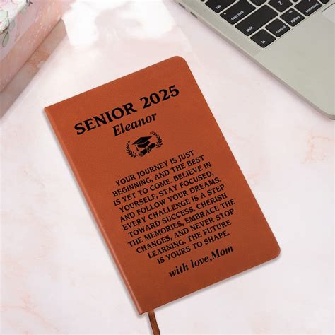 Senior používa notebook