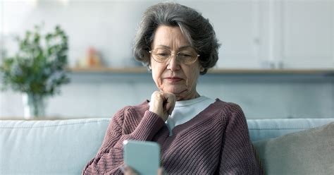 Senior používa tablet a hrozby online sveta