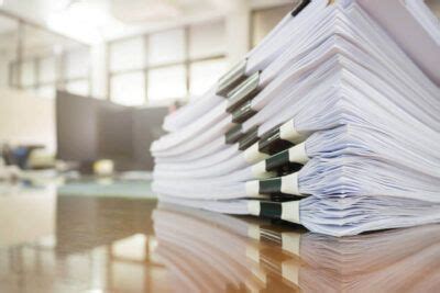 administratívne dokumenty a faktúry na stole