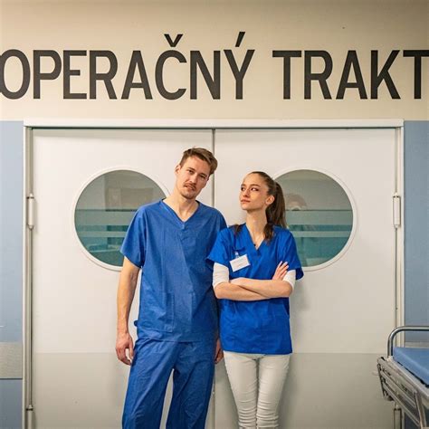 Starší človek v posteli, lekárka a sestrička pri ňom
