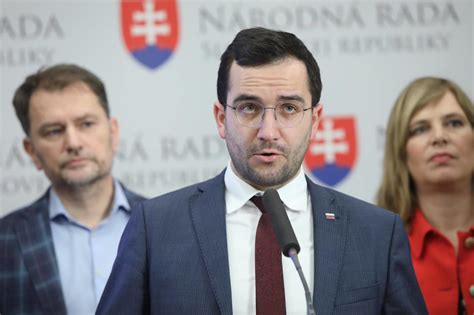 Manžel a manželka s dieťaťom pred daňovým formulárom