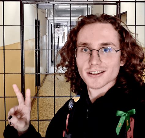 Študent s notebookom a symbolom peňazí