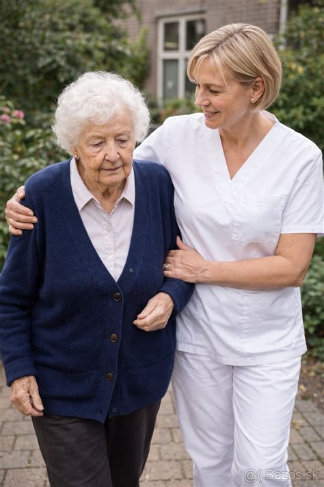 Opatrovateľka pomáhajúca seniorovi pri bežných činnostiach