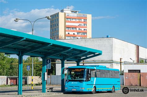 Autobusová stanica s cestujúcimi