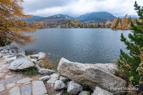 Malebné Štrbské Pleso s výhľadom na okolité štíty
