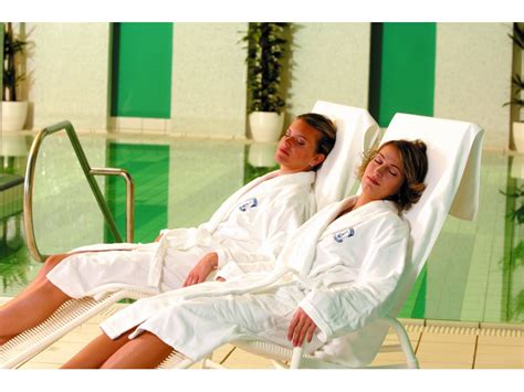 Ilustrácia páru seniorov užívajúcich si wellness procedúry