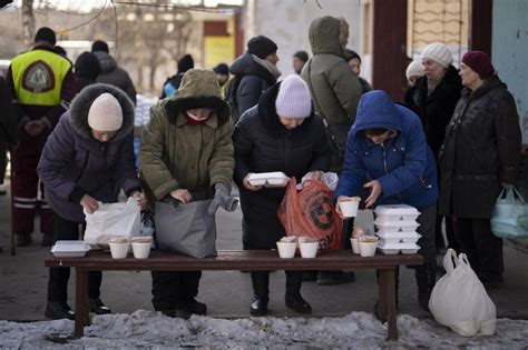 Ľudia dostávajúci teplé jedlo na ulici