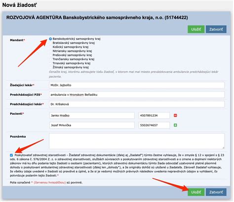 Dôchodca vypĺňajúci formulár žiadosti o sociálnu službu