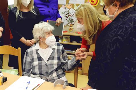 Pracovník dlhodobej starostlivosti pomáhajúci seniorovi