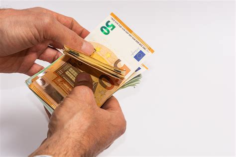 Dávky v nezamestnanosti - povinnosti a lehota na oznamovanie zmien