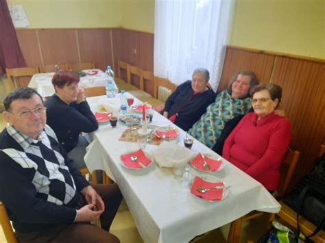 Seniori venujúci sa ručným prácam v dennom centre
