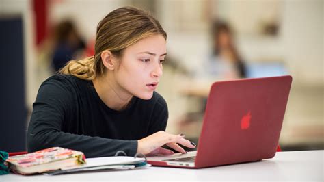 Ilustračná fotografia študenta pri počítači