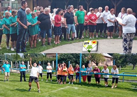 Skupina seniorov pri športových aktivitách