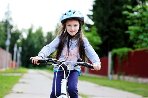 Dieťa s prilbou na bicykli