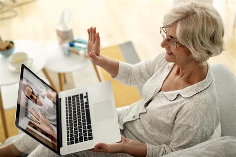 Senior telefonujúci s rodinou