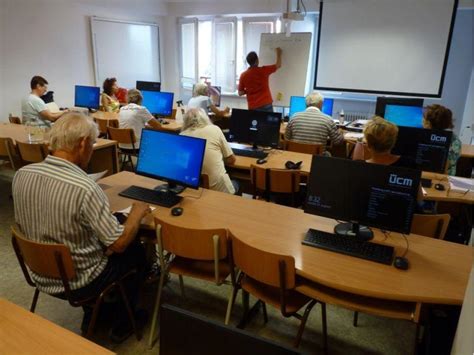 Seniori používajúci počítač