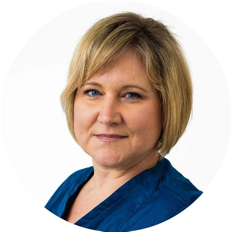 Lekárka vysvetľuje pacientovi dôležitosť prevencie