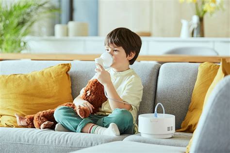 Dieťa inhaluje paru s pomocou inhalátora