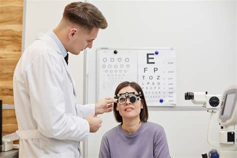 Optometrista pri vyšetrení zraku