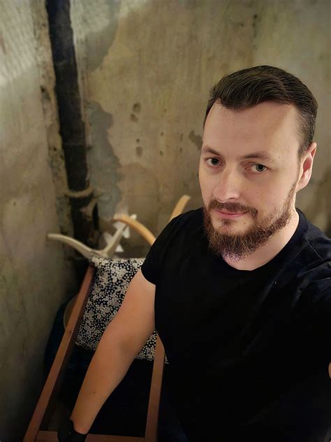 Obrázok realitného makléra pri práci s klientom