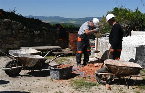 Ľudia pracujúci na obnove kultúrnych pamiatok