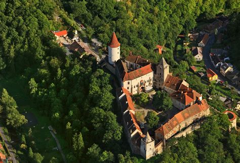 Ilustrácia obnoveného hradu v pozadí s ľuďmi pracujúcimi na projekte