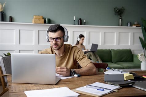 Študent sa učí online prostredníctvom dištančného vzdelávania