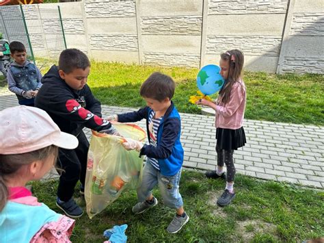 Žiaci základnej školy počas Dňa Zeme