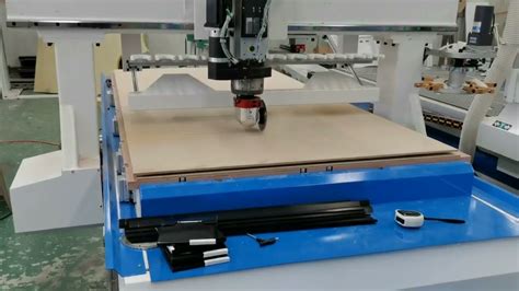 Osoba pracujúca s CNC strojom