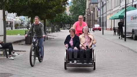 Fotografia seniorov na cyklorikši v Dolnom Kubíne