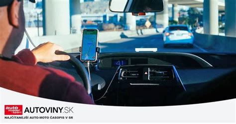 Ilustračná fotografia: Vodič dodávky jazdí mestom so zapnutou navigáciou na mobile.